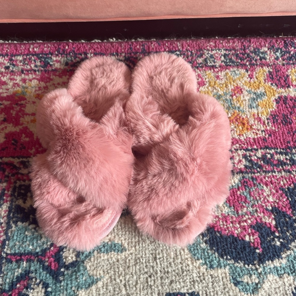 PJ Place- Pink Fuzzy Slippers‎
